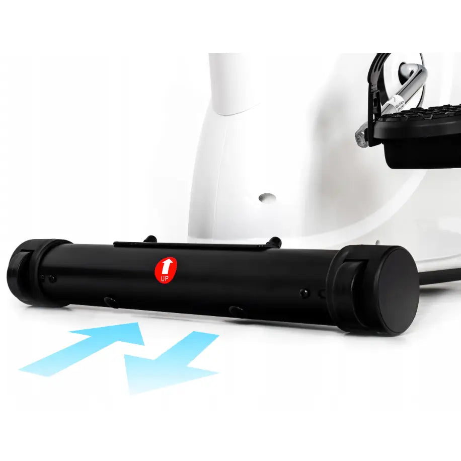 Ergometersykkel SAPPHIRE SUPRA, nærbilde av støttefot med hjul og blå piler som viser justeringsmulighet.