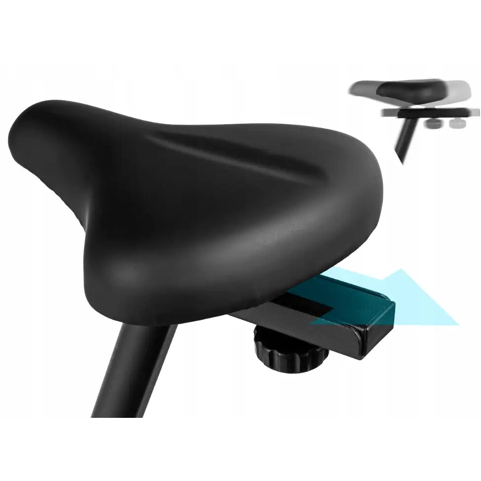 Ergometersykkel SAPPHIRE SUPRA, sidevisning av sort sete med synlig justeringsmekanisme og blå pil for lengde.