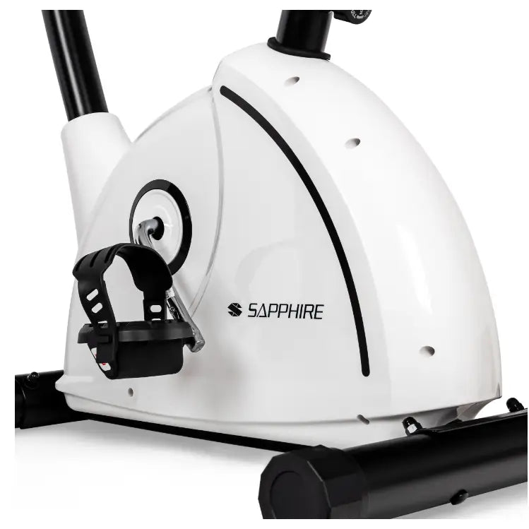 Ergometersykkel SAPPHIRE SUPRA, nærbilde fra siden med synlige pedaler og tydelig SAPPHIRE-logo.