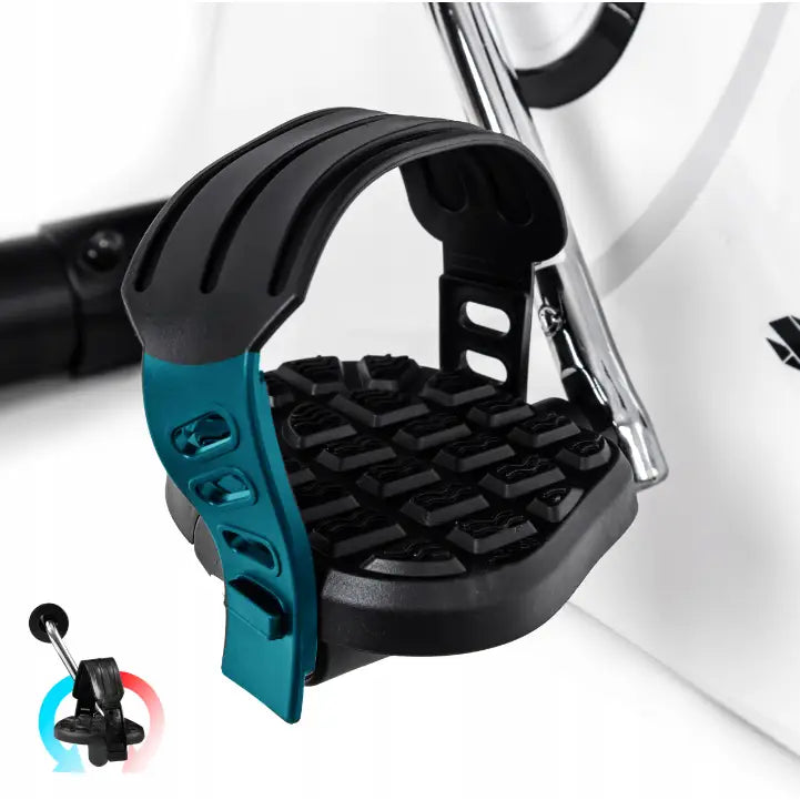 Ergometersykkel SAPPHIRE SUPRA, nærbilde av pedal med justerbar fotrem og blå beskyttelse for sikkert grep.