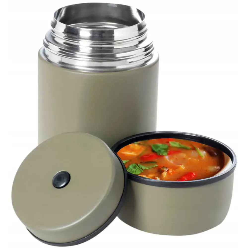 Esbit mattermos 750ml i olivengrønn, sett forfra med lokket brukt som skål fylt med grønnsakssuppe.