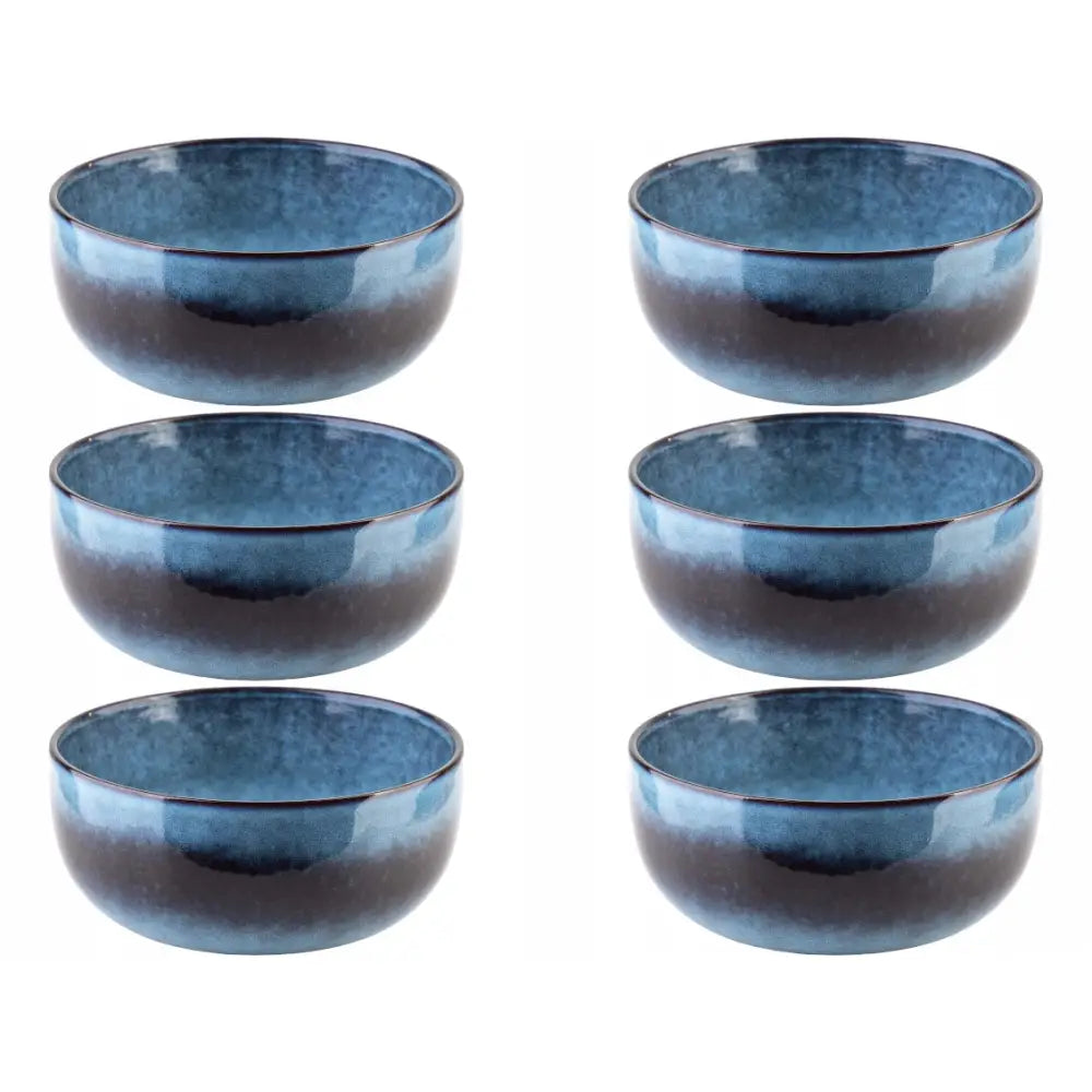 Ester dype suppetallerkener i blå keramikk, seks stykker med blank gradient glasur sett skrått ovenfra.