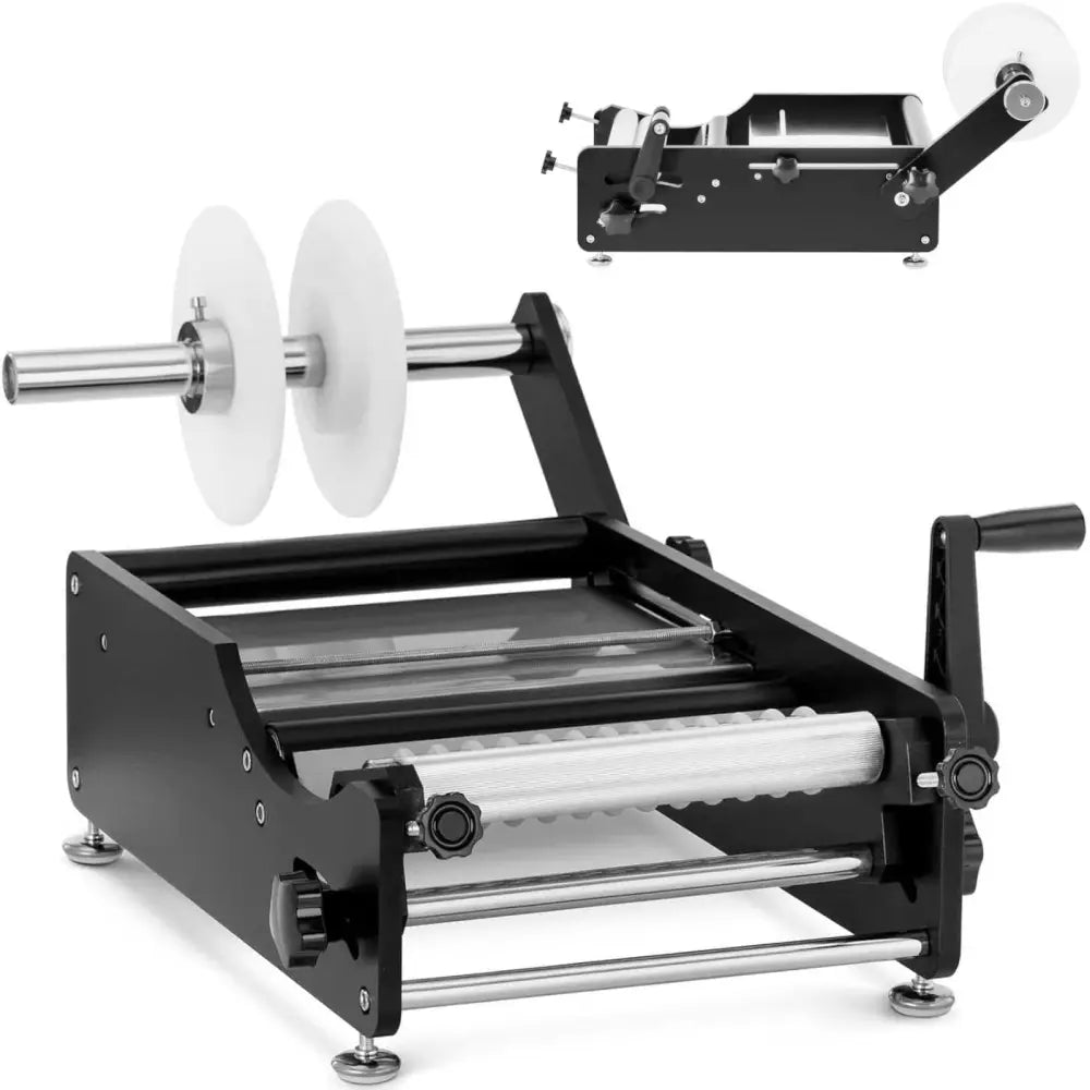 Etiketteringsmaskin for flasker, sort metall med håndsveiv, sølvstenger og hvite plastskiver i perspektiv.