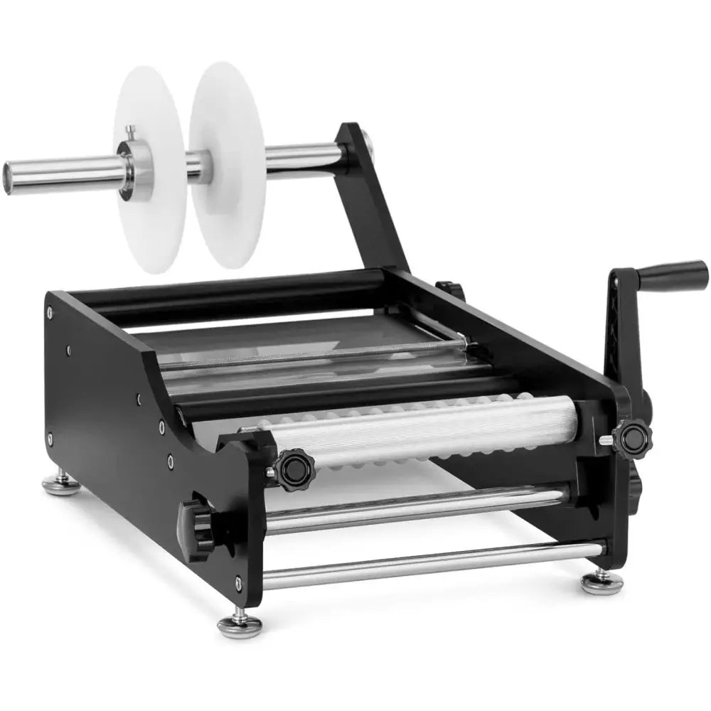 Etiketteringsmaskin for flasker, skråvisning som fremhever sveiv og to store, hvite ruller på metallstativ.