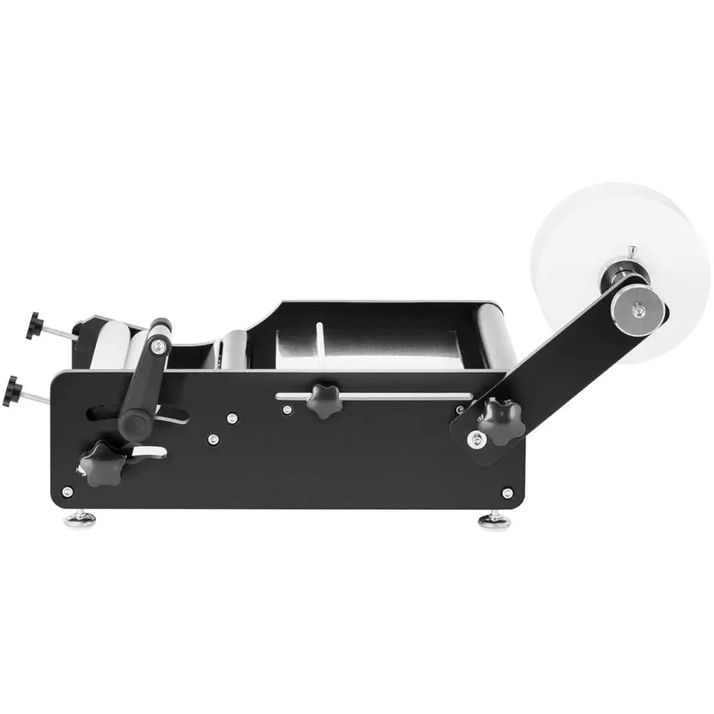 Etiketteringsmaskin for flasker, sidevisning med hvitt rullesett og justerbare knotter på svart metallkropp.