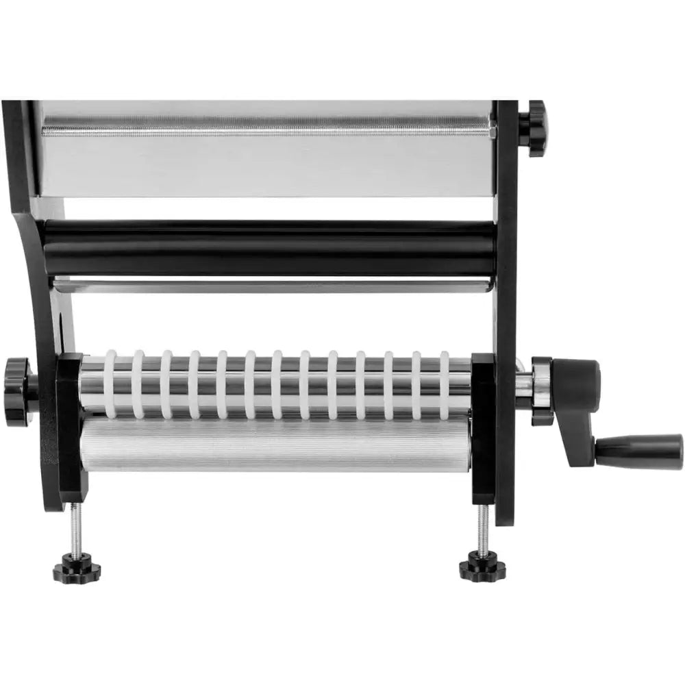 Etiketteringsmaskin for flasker, sidevisning med synlig håndsveiv og kutteruller i metall og svart plast.