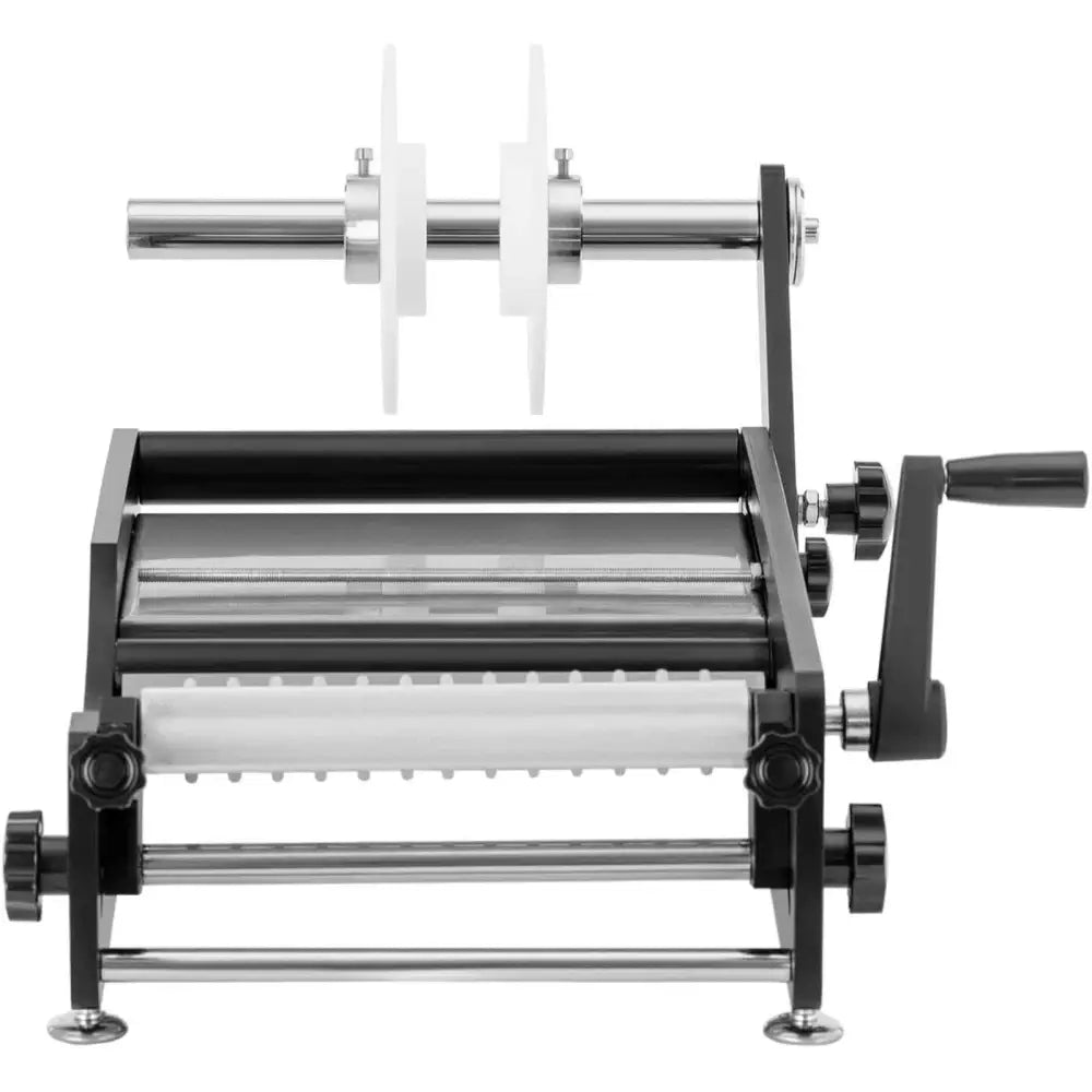 Etiketteringsmaskin for flasker, frontbilde med synlig sveiv, ruller og justeringsskruer på sidene.