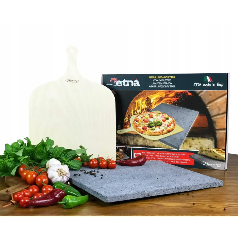 Etna pizzastein i grå stein med trepizzaspade, grønnsaker og produkteske foran steinovn.