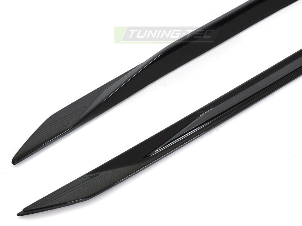Detaljbilde av sideskjørt-utvidelse til Bmw G60/G61 23- med performance linjer og diffusor-detaljer.