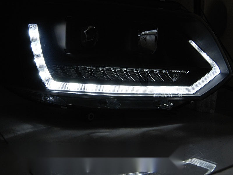 Detaljbilde av frontlykter-par til VW T5 10-15.
