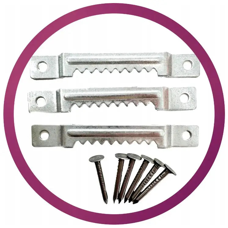 Tre sølvfargede metalloppheng med taggete kanter og seks små spiker, plassert i lilla sirkel på hvit bakgrunn.