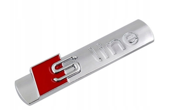 Emblem/logo til Audi i S Line utførelse med sølv og rød farge for sideplassering