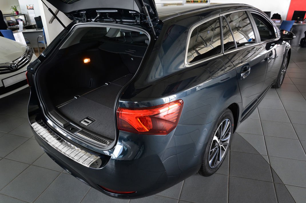 Bakfangerbeskytter Toyota Avensis III (T27) Stasjonsvogn Facelift (2015-2018) – rustfritt stål - sett bakfra
