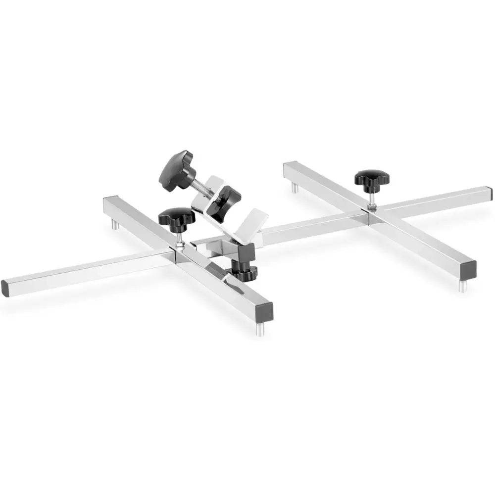 Festeklemme for blender, skråvisning som fremhever justerbare metalldeler og sorte plastknotter.