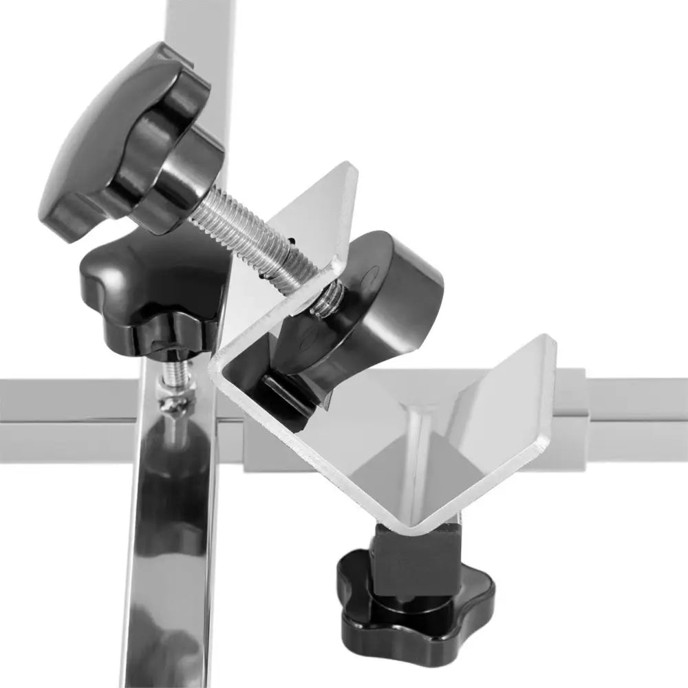 Justerbar festeklemme med sorte plasthåndtak, sidevisning av skrue- og låsemekanisme i metall.