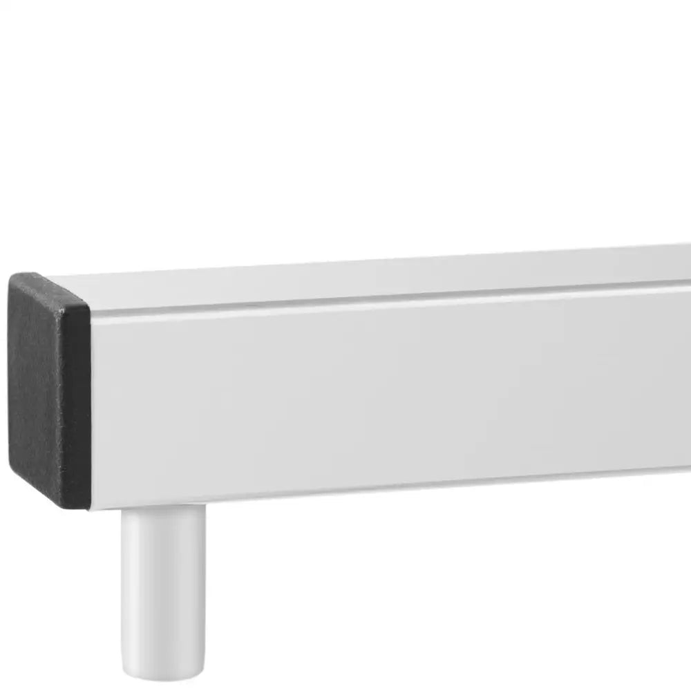 Festeklemme for blender og kasserolle, sidevisning av hvit metallprofil med svart endestykke og støttepinne.