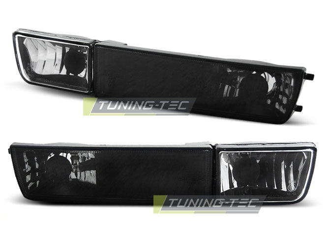 Frontblinklys Black with Fog Lights til VW Vento 92-98 sett rett bakfra på hvit bakgrunn.