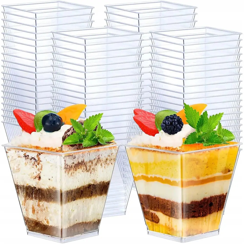 Firkantede dessertglass 120ml, to fylt med dessert og frukt, flere tomme glass stablet bak.