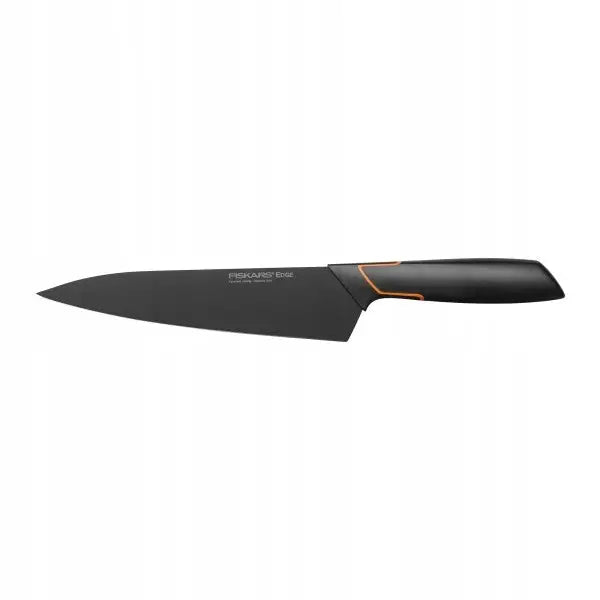 Fiskars kokkekniv 19 cm Edge, sort blad og håndtak med oransje detalj, sidevisning.