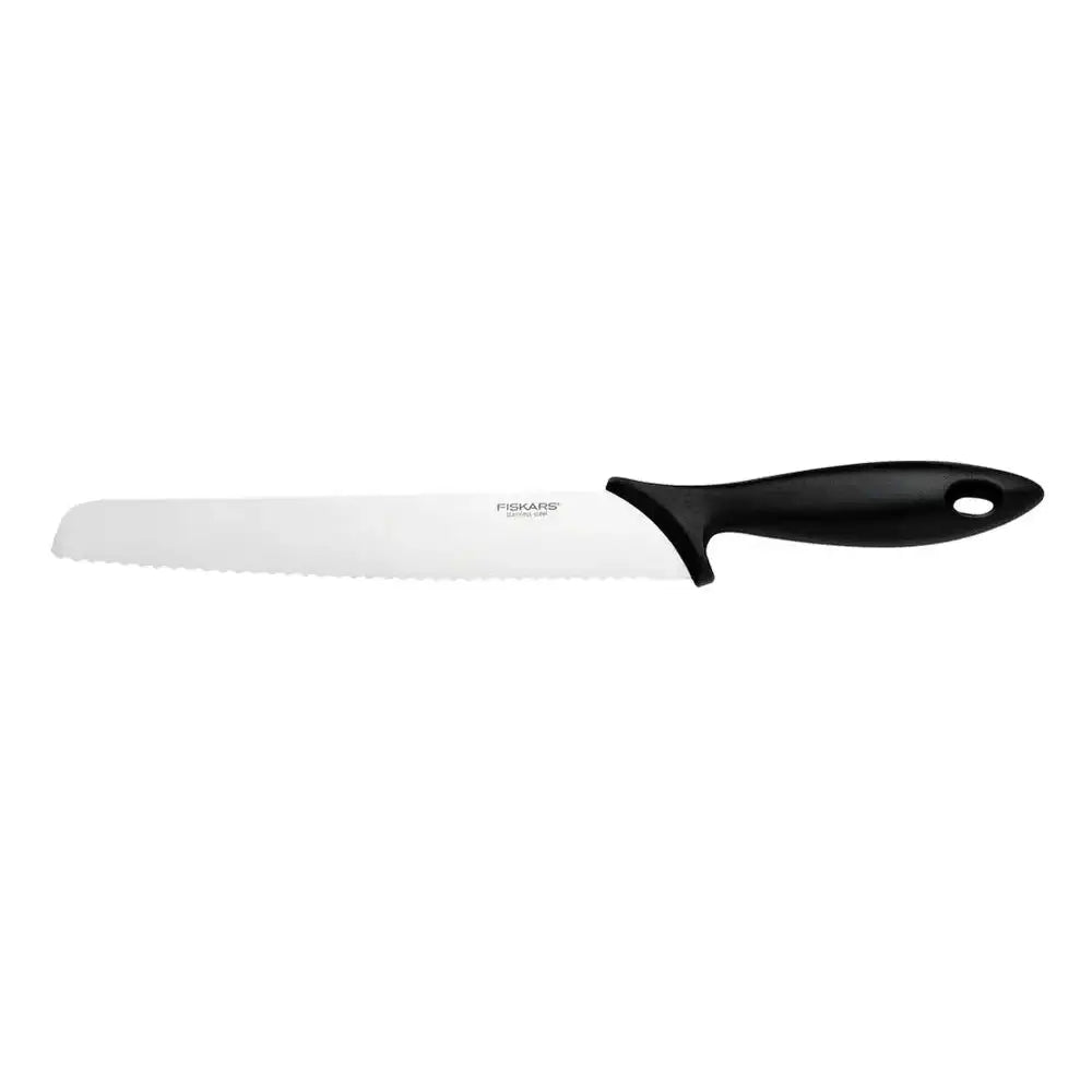 Fiskars brødkniv 23cm med langt, tagget blad og sort håndtak med opphengshull, sett fra siden.