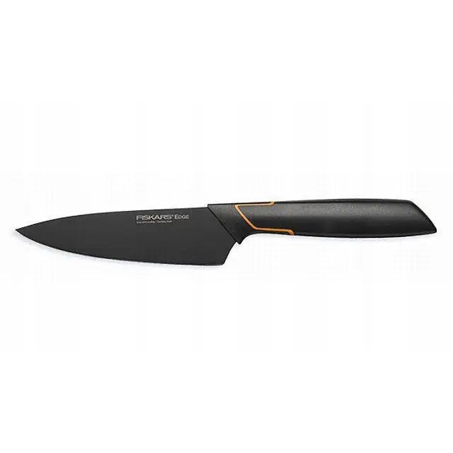 Fiskars Deba kniv 12 cm Edge, sideprofil med oransje håndtaksdetaljer og matt blad med diskret logo.
