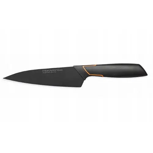 Fiskars Edge kokkekniv 15 cm med svart ergonomisk håndtak og oransje detalj ved bladet, sidevisning.