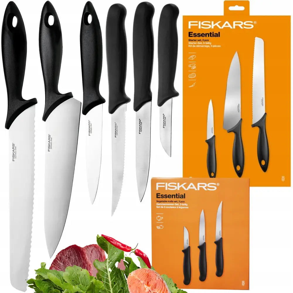 Fiskars Essential kjøkkenknivsett med seks kniver, sorte håndtak og blanke blader, grønnsaker foran, esker bak.
