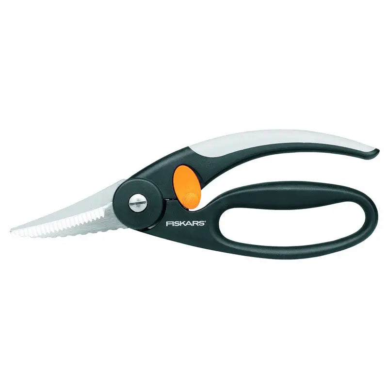 Fiskars kjøkkensaks for fisk, sidevisning med sort-hvitt ergonomisk håndtak og taggete blader.