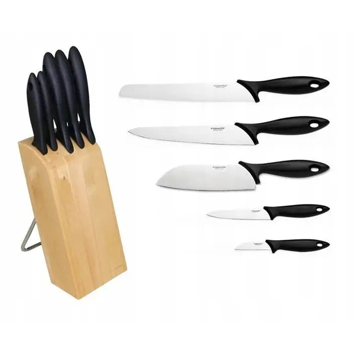 Fiskars knivsett med fem kjøkkenkniver i sort og rustfritt stål, plassert i lys treknivblokk.