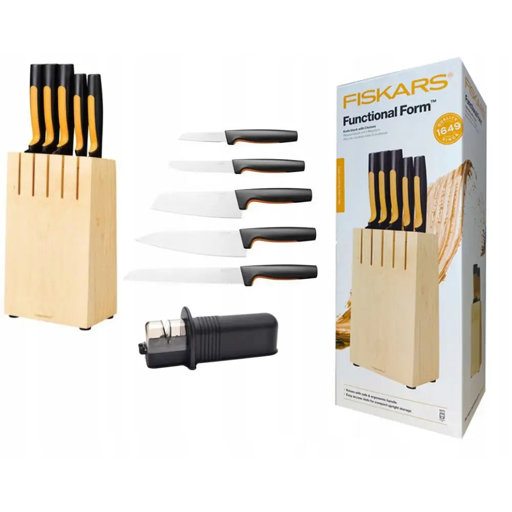 Fiskars knivsett med fem kniver, knivsliper og lys treblokk, sett fra skrå vinkel med produkteske.