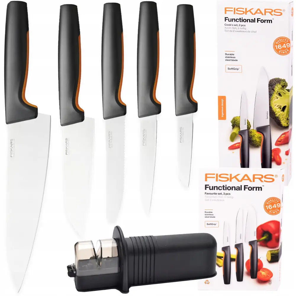 Fiskars kjøkkenknivsett med fem kniver, svart knivsliper og esker dekorert med frukt og grønnsaker.