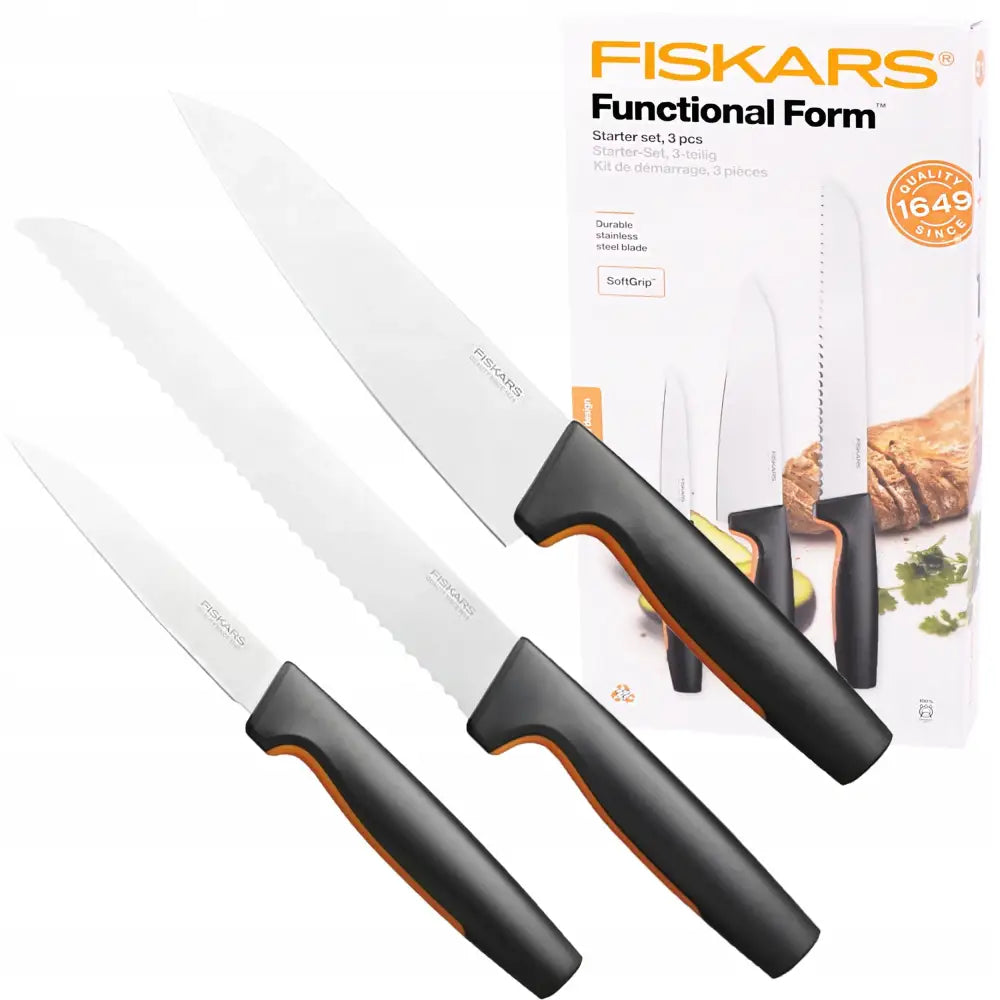 Fiskars kjøkkenknivsett med tre ulike kniver, sorte håndtak med oransje detaljer og original emballasje.
