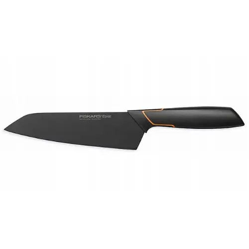 Fiskars Santoku Edge asiatisk chefkniv med bredt blad og oransje detaljer, sidevisning mot hvit bakgrunn.