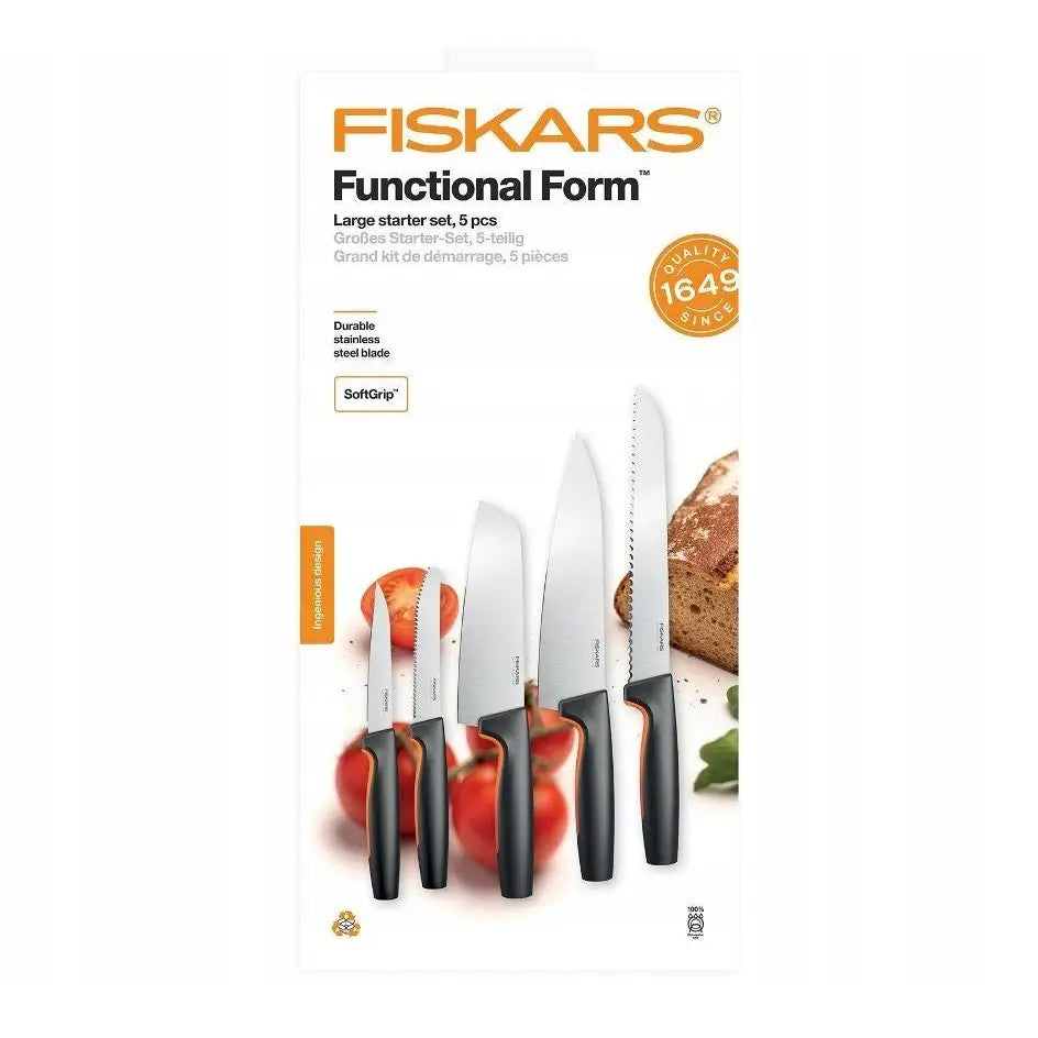 Fiskars sett med fem kjøkkenkniver med sorte håndtak, stålblad og tilbehør som tomater og brød.