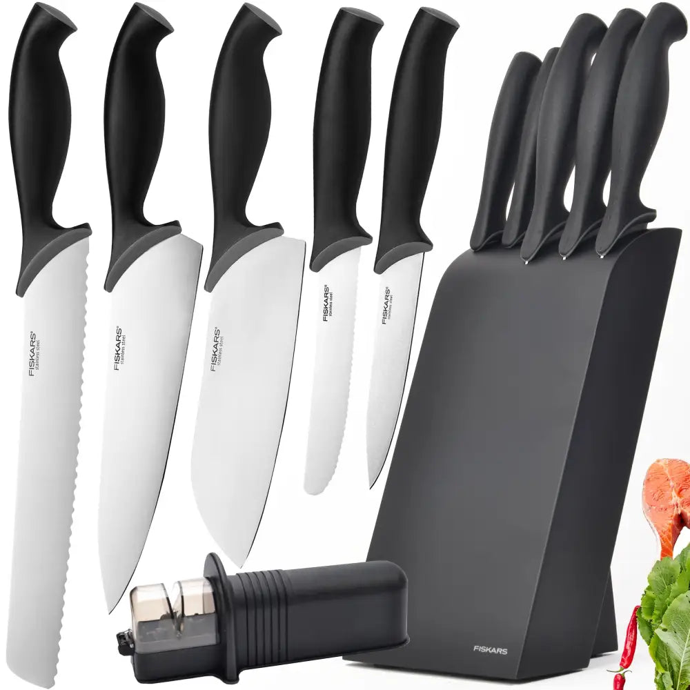Fiskars knivsett med fem svarte kjøkkenkniver, knivsliper og blokk vist fra skrå vinkel.
