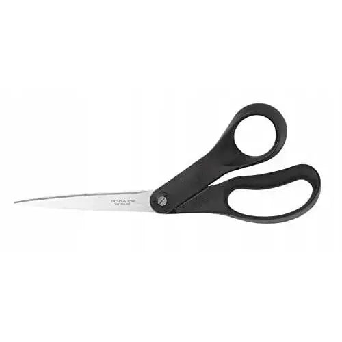 Fiskars universalsaks med svart ergonomisk håndtak og spisse stålblader, sidevisning mot hvit bakgrunn.