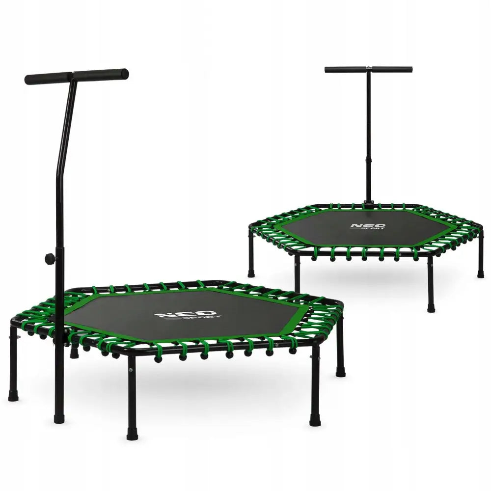 Fitness trampoline med håndtak, sekskantet design og grønn kant, sett forfra med justerbar håndstøtte.
