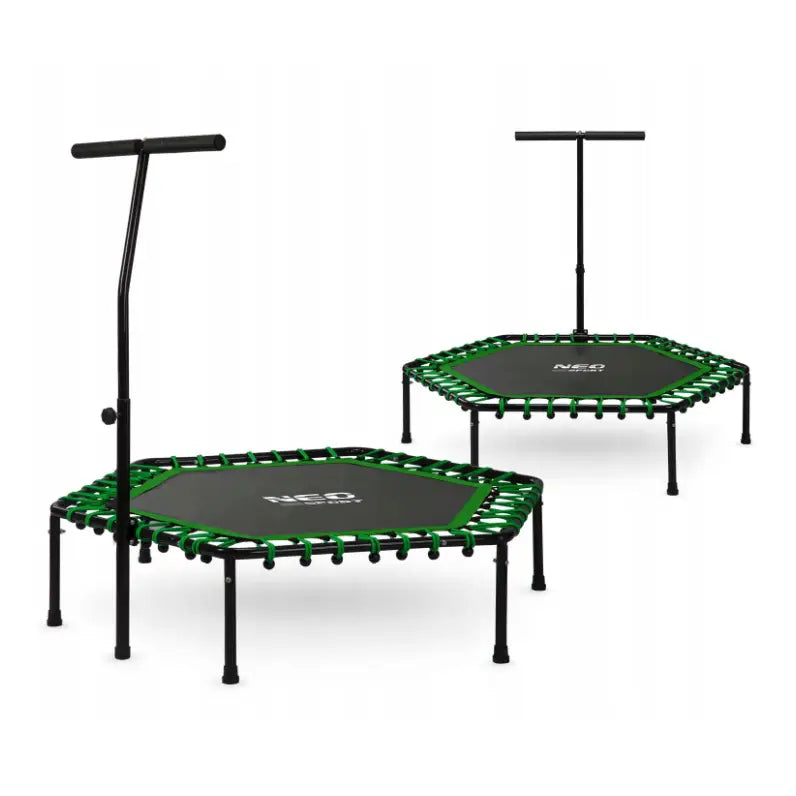 Fitness trampoline med justerbart sort T-håndtak, grønne kanter og seks ben, sett fra skrå vinkel.