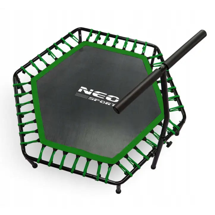 Fitness trampoline med håndtak, skrå oversikt som fremhever sekskantet form, grønne detaljer og elastiske bånd.