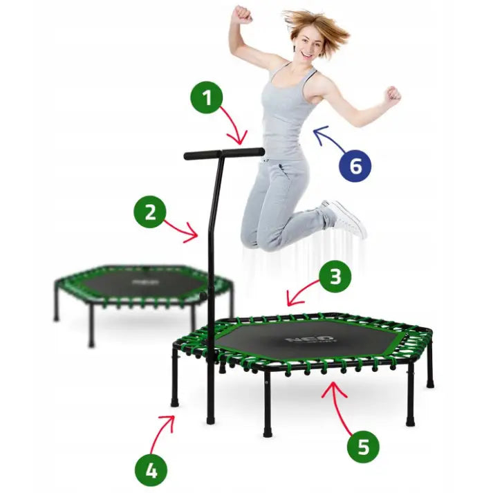 Fitness trampoline med håndtak, sekskantet design sett skrått, kvinne hopper, tall markerer justerbare detaljer.