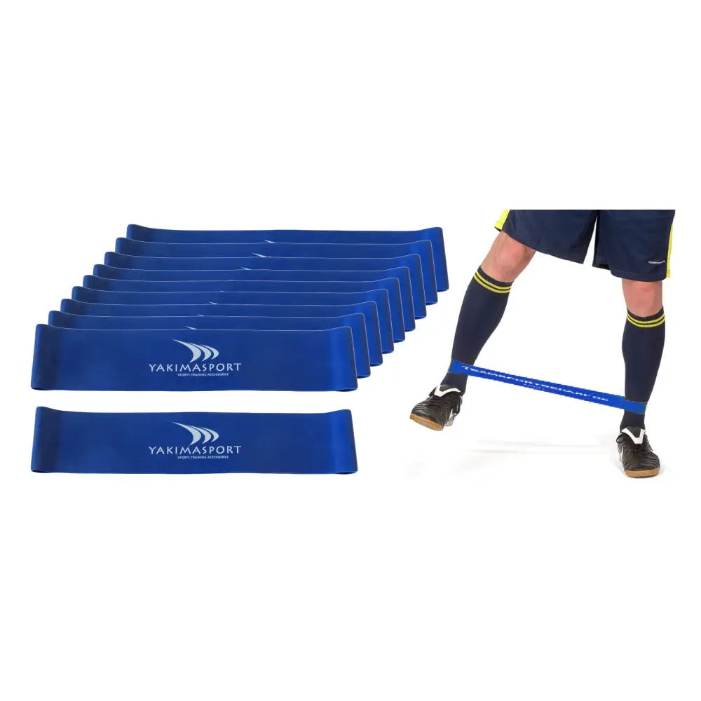 Fitnessgummi, blått gummibånd med hvit logo, vist i stabel og rundt ben på person i treningstøy.