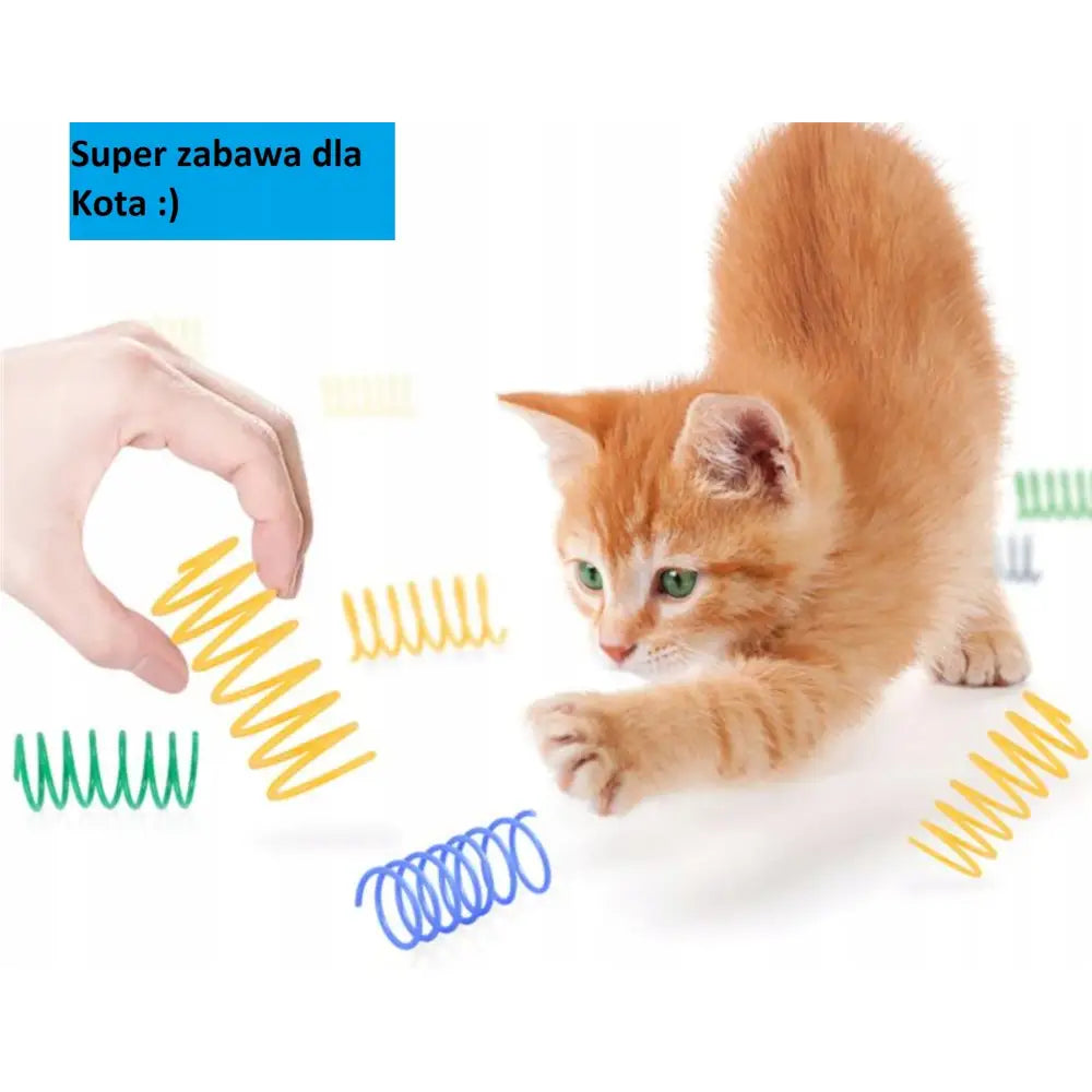 Fjærleke for katter, oransje kattunge som leker med flerfargede plastribber mens en hånd holder én ribbe.