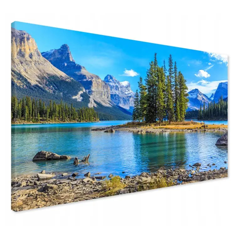 Fjell og innsjø lerretsbilde, skrå vinkel som fremhever klare naturfarger, fjell, trær og speilblank innsjø.