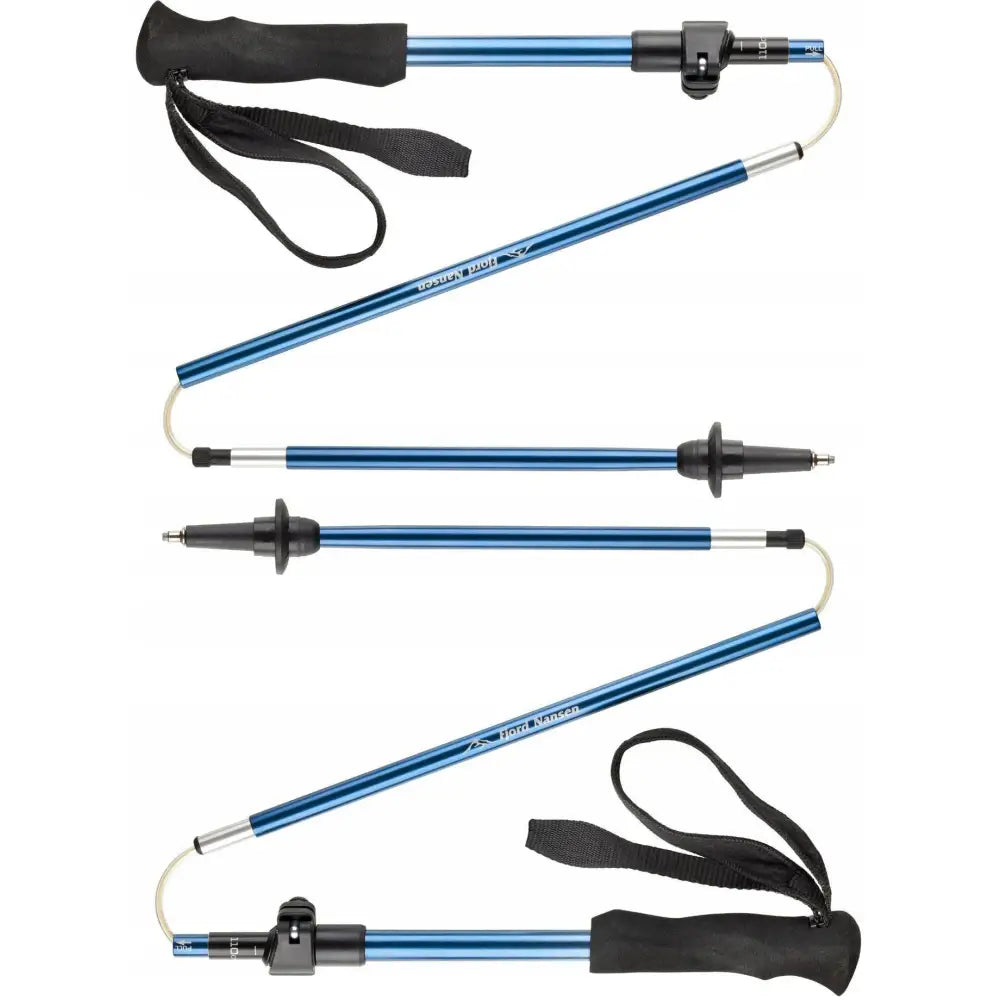 Fjord Nansen Niva turstav i blå aluminium, sammenleggbar med svarte detaljer og synlige ledd, sett fra siden.