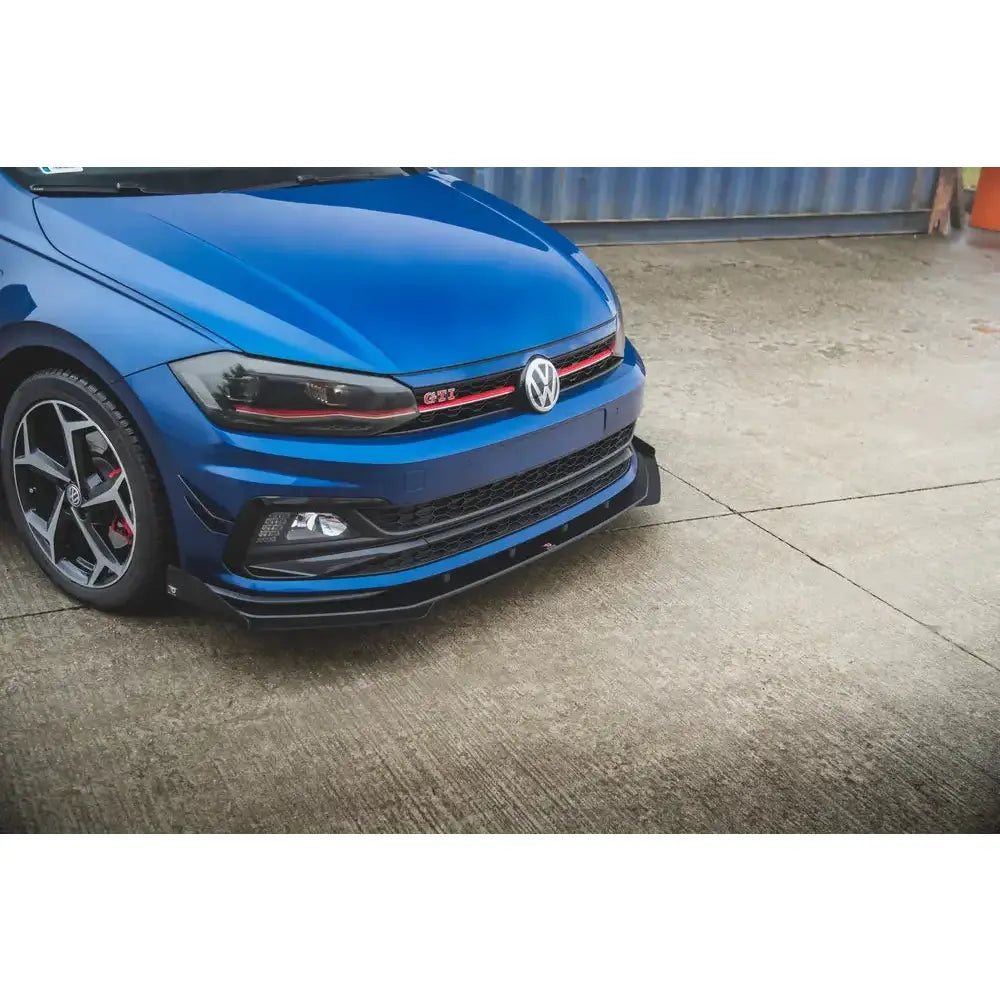Spoiler til Volkswagen Polo GTI Mk6, svart og rød detalj på blå bil, fokus på front og felg.