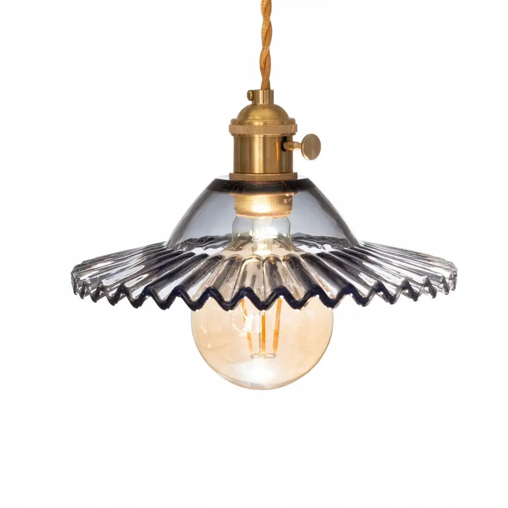 Flat Glassk Hengelampe Balerina med klart, bølget glass og messingfarget sokkel, frontvisning med synlig pære.