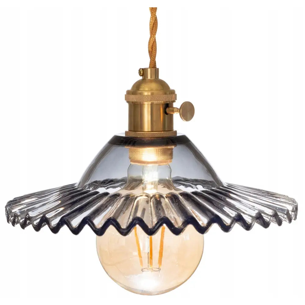 Flat glasskjerm hengelampe Balerina med bølget, transparent glass og messingfarget sokkel, sett forfra.