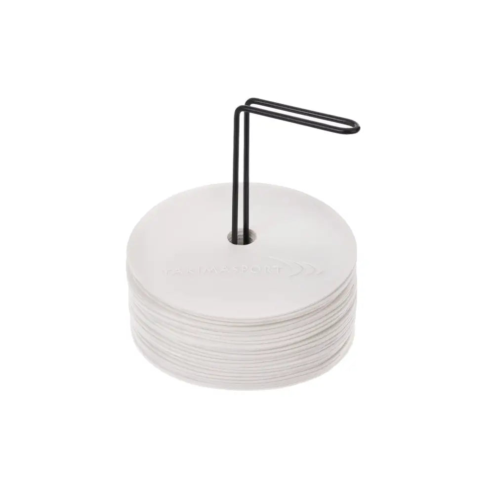 Flate feltmarkører, sett med 24 hvite runde plastskiver stablet på svart metallstativ med bøyd topp.