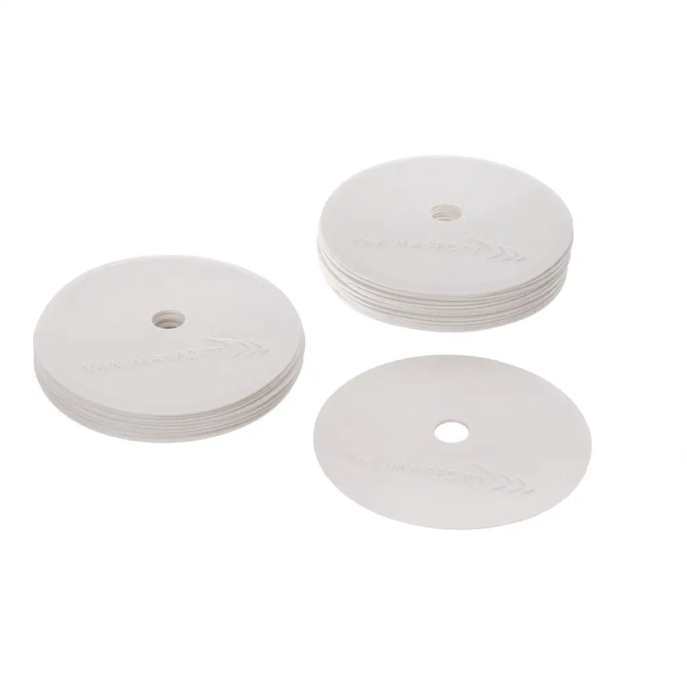 Flate feltmarkører, sett med 24 hvite plastskiver, stablet og én løs, sett skrått ovenfra med synlig logo.