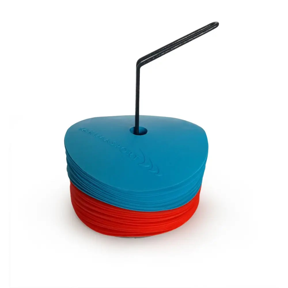 Flate trekantede markører i blått og rødt, stablet på sort metallholder med håndtak, sett skrått mot hvit bakgrunn.